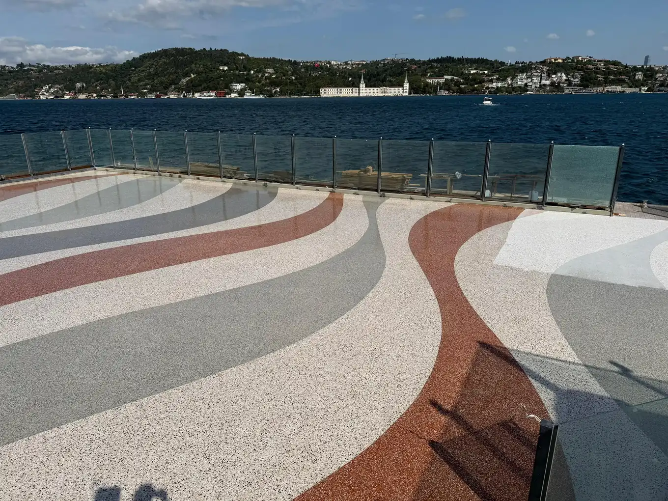 Galatasaray Adası'nda Boğaz kıyısında dalga desenli epoksi terrazzo zemin